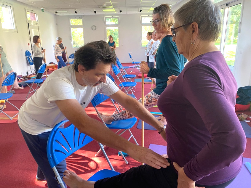 Cours de yoga senior : séance guidée sur chaise avec plusieurs participants