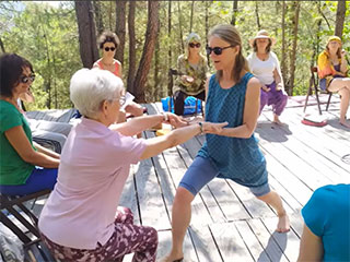 Pratique de yoga en extérieur pendant un stage
