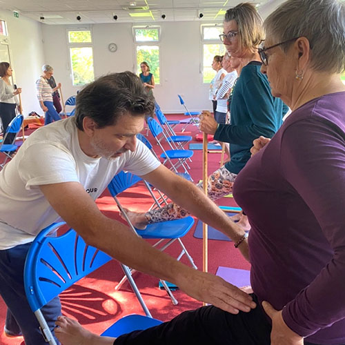 Cours collectif de yoga avec des seniors et un intervenant