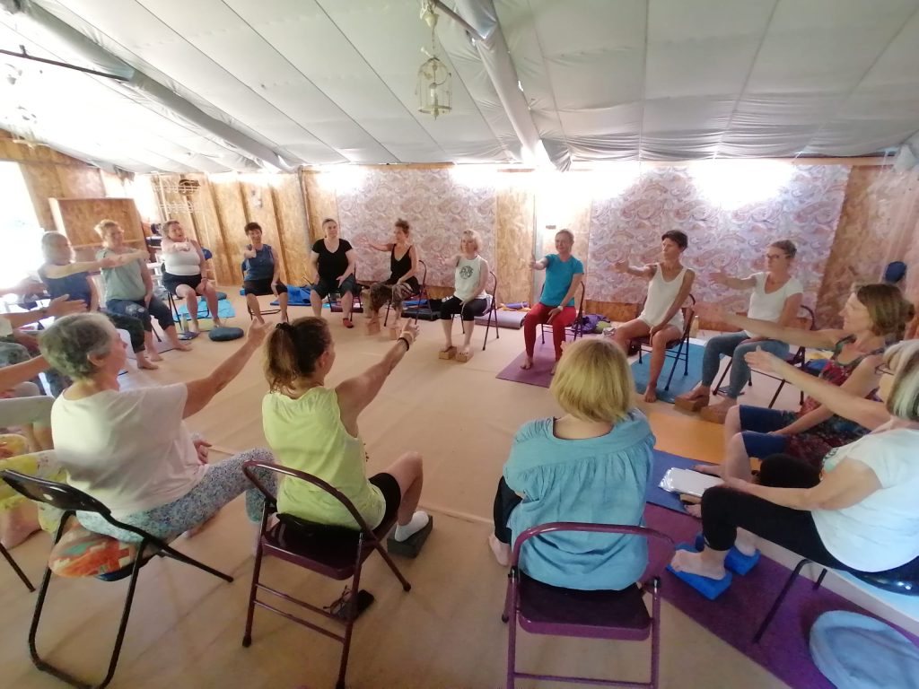Cours de yoga sur chaise en structure, plusieurs participants assis en cercle avec Yog'Action